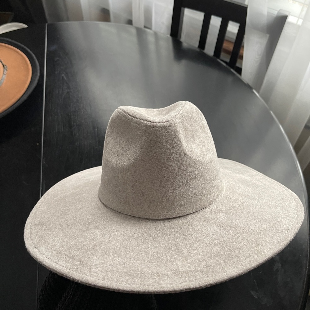 Gray Flat-Brimmed Hat - Price Firm - image 6